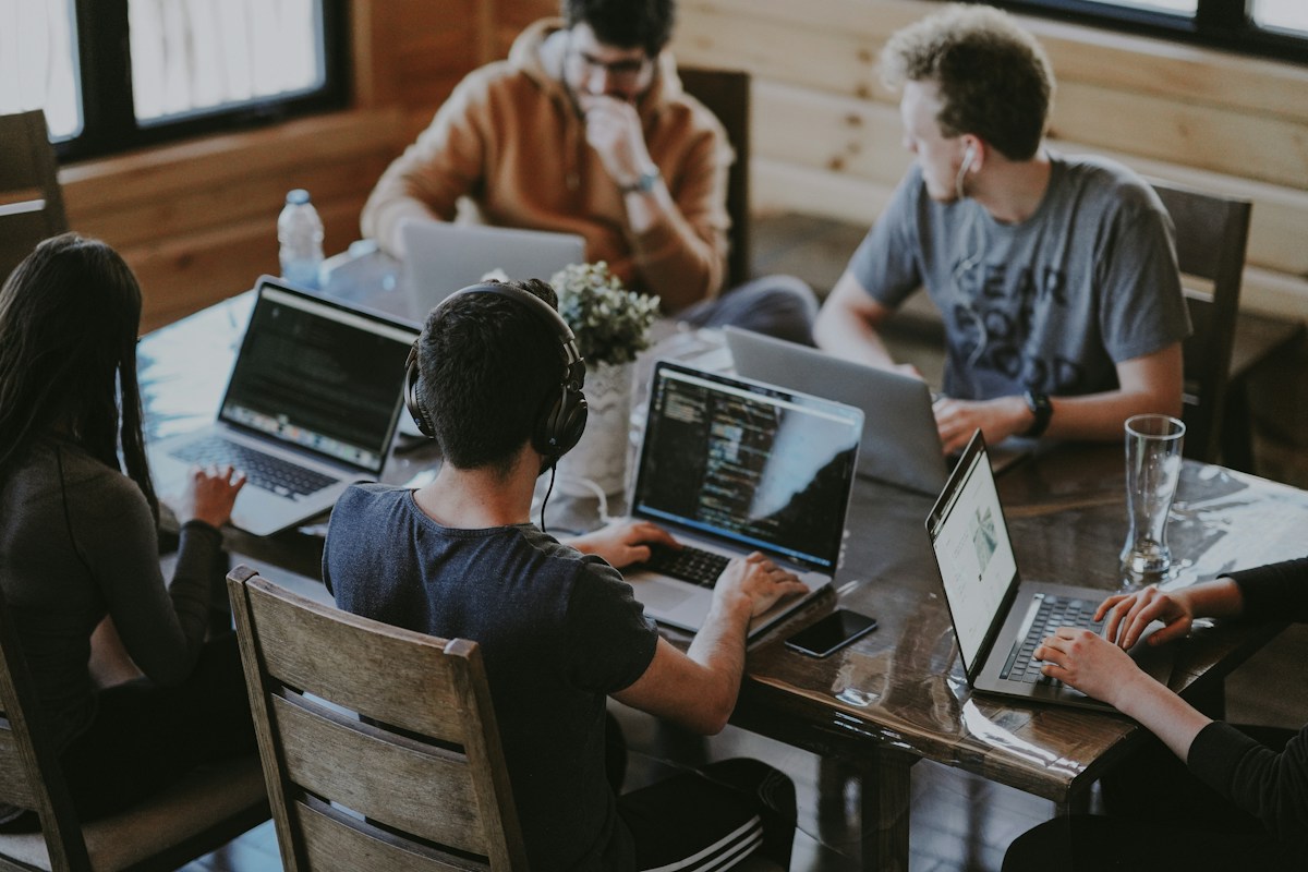 Equipo compartiendo ideas alrededor de una mesa